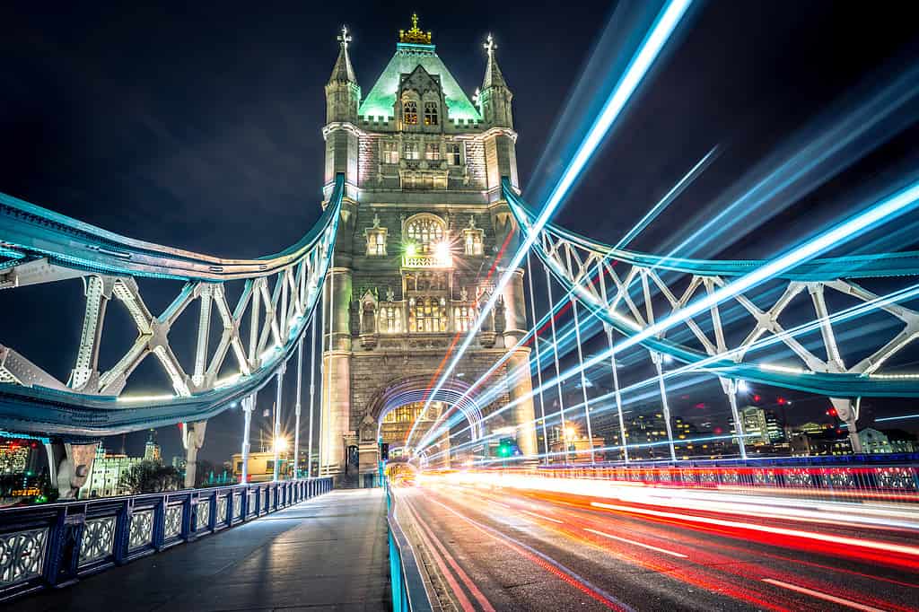 Sentiero luminoso del Tower Bridge