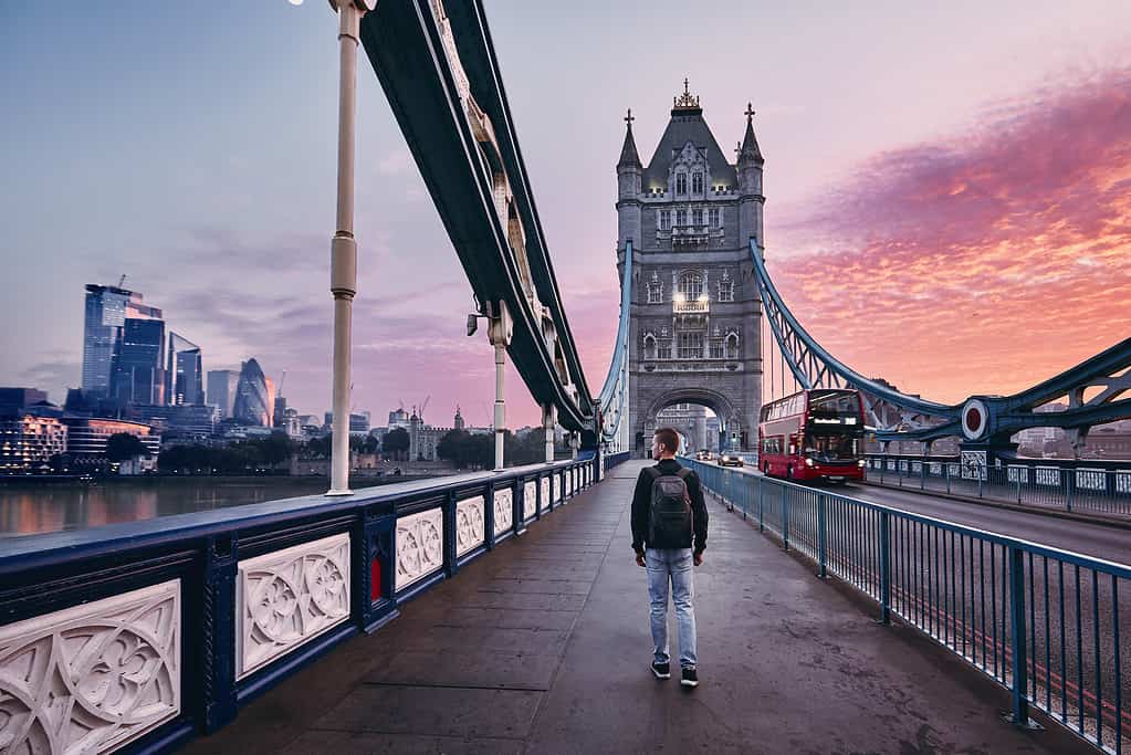 Londra all'alba colorata