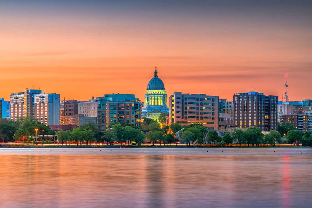 Madison, Wisconsin, Stati Uniti d'America skyline del centro al tramonto sul Lago Monona.