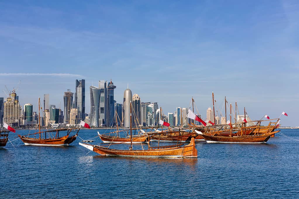 La bandiera del Qatar sventola ben visibile in molti luoghi pubblici, comprese le barche.