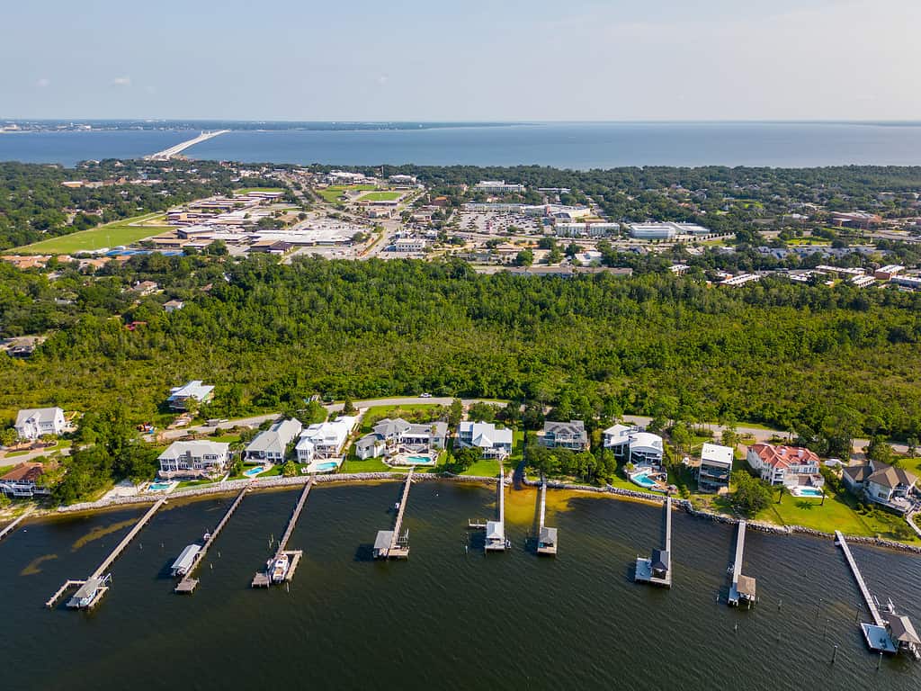 Case di lusso sul lungomare di foto aeree con il molo Gulf Breeze Florida USA