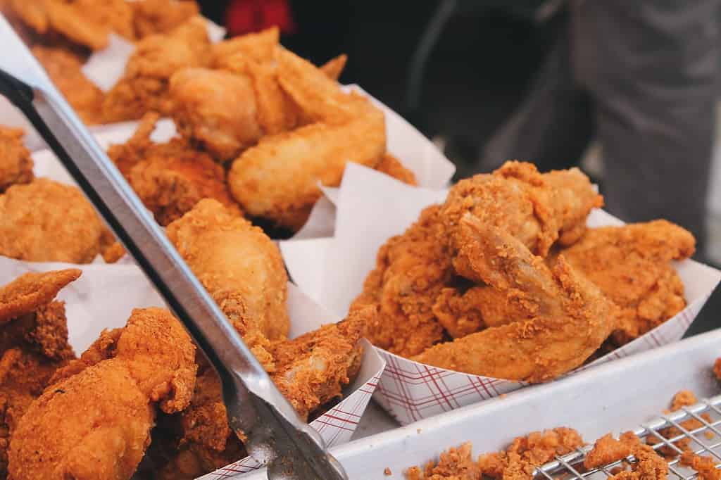 Cestini di pollo fritto del sud americano in un fast food Fried Chicken (Unsplash) Brian Chan 2015