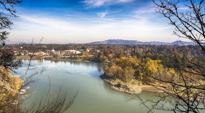 Ampia vista sul fiume Willamette nella zona di Milwaukie