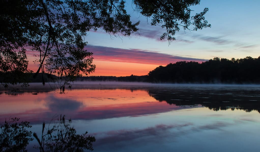 L'alba si riflette sul fiume Connecticut a Windsor Locks, CT