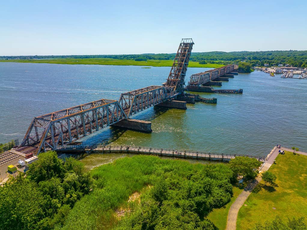 Old Saybrook Old Lyme Bridge è l'ultimo attraversamento del fiume Connecticut alla foce tra la città di Old Saybrook e Old Lyme, Connecticut CT, USA.  È un ponte reticolare con campata basculante.