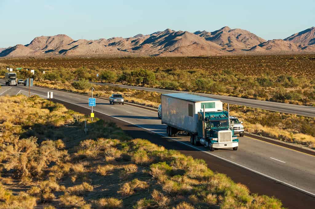 Traffico in movimento attraverso l'America sulla Interstate I-10, Arizona