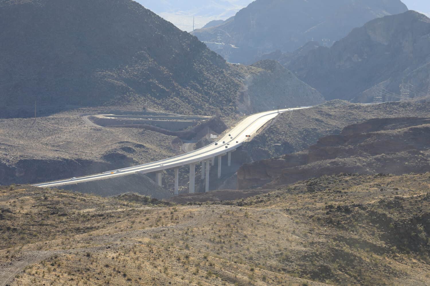 US Route 93 nelle aspre montagne a sud della diga di Hoover e del lago Mead.  Arizona.