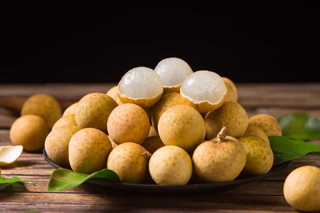 longan freschi nel piatto su fondo di legno