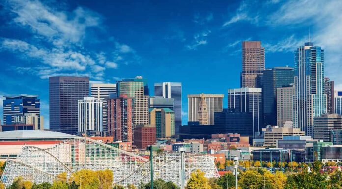 Giornata di sole a Denver Colorado, Stati Uniti.  Skyline della città di Denver e il cielo blu.