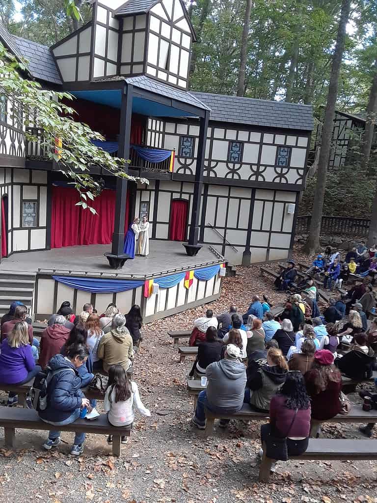 I visitatori osservano un'opera shakespeariana al Maryland Renaissance Festival