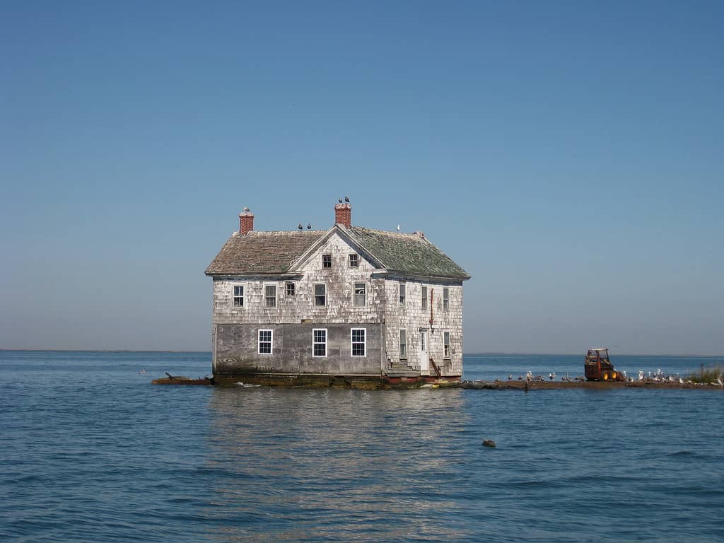 L'ultima casa sull'isola Holland nella baia di Chesapeake così com'era nell'ottobre 2009. Questa casa è caduta nella baia nell'ottobre 2010.