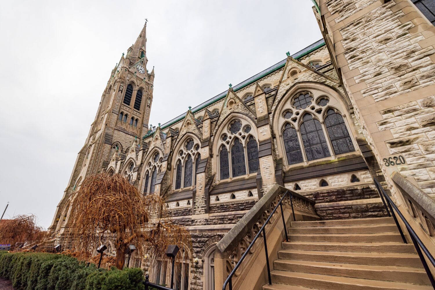 Vista nuvolosa della vista interna della chiesa del St. Francis Xavier College nel Missouri