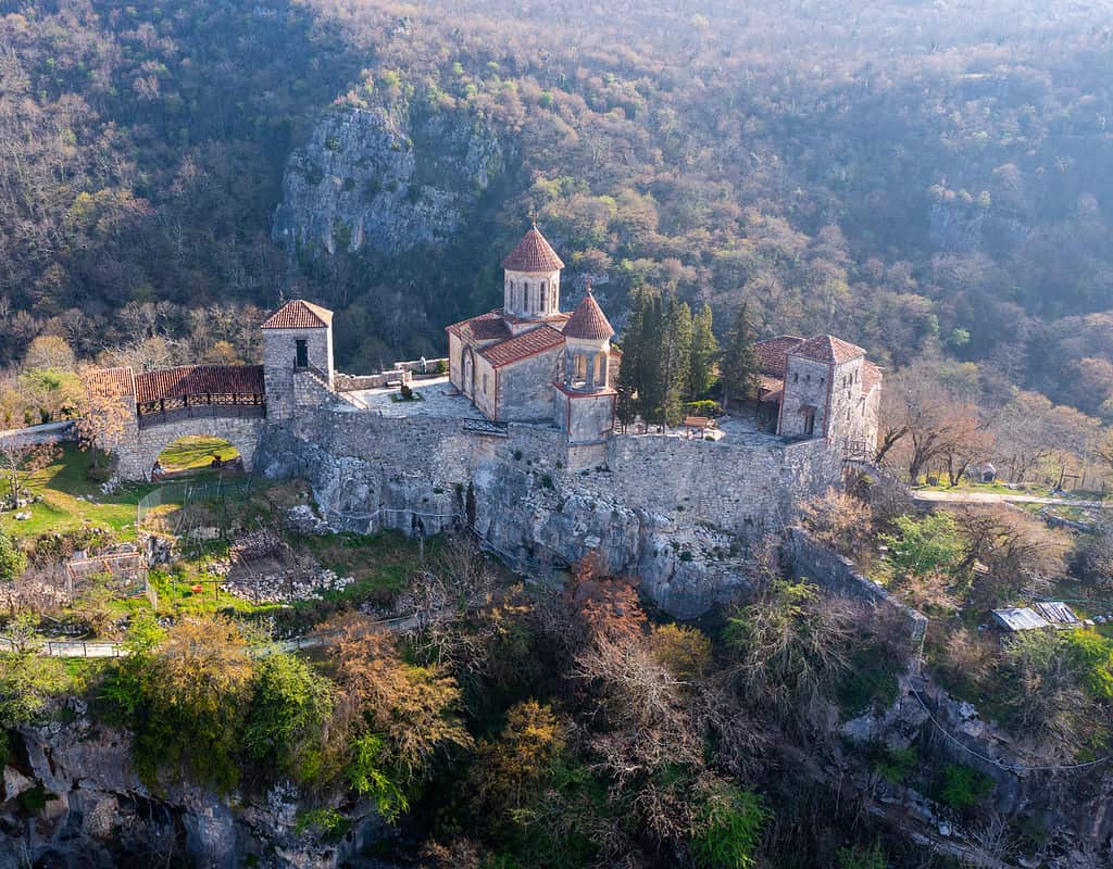 Vista dal drone del complesso del monastero di Motsameta sulla roccia, Georgia