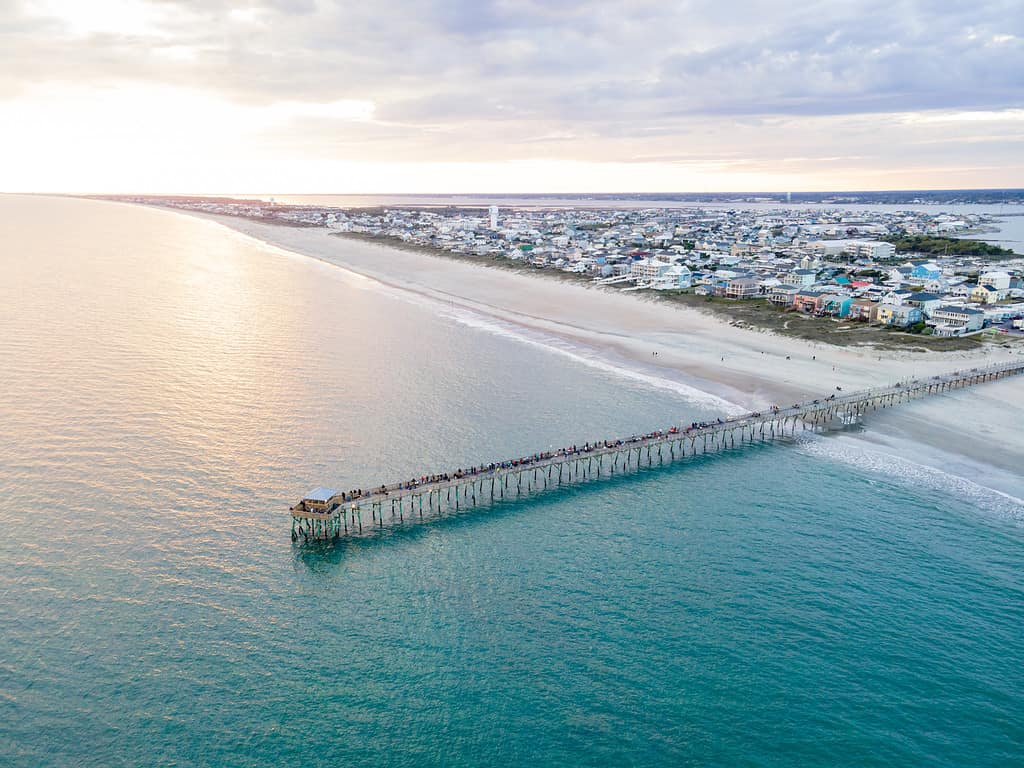 Vista dal drone del molo Oceanana a Atlantic Beach, Carolina del Nord al tramonto