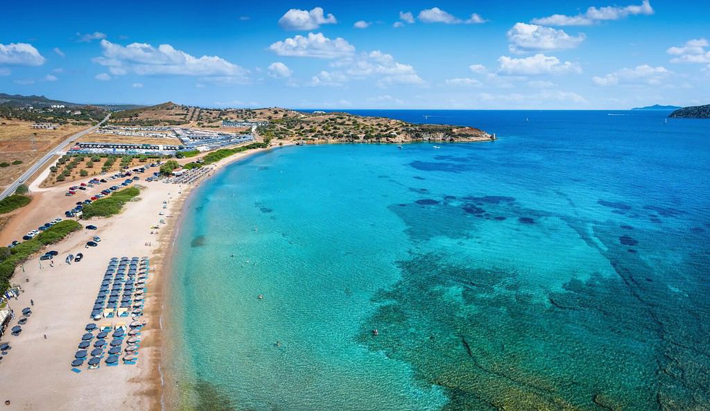 Veduta aerea della bellissima spiaggia di Legrena, Attica, Grecia, luogo popolare tra ateniesi e turisti locali