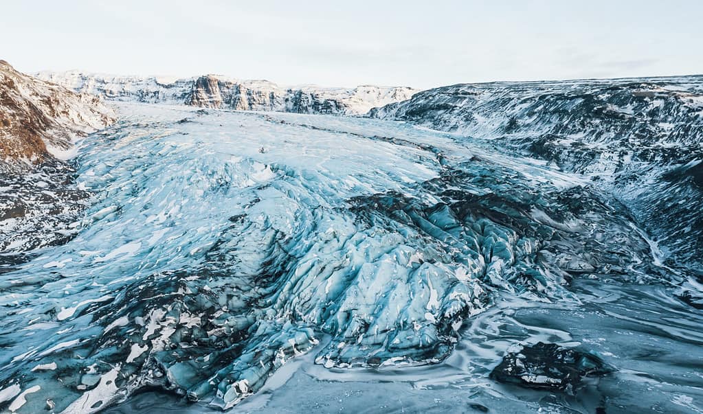 Vista dall'alto del drone aereo ghiacciaio islanda Sólheimajökull, ghiaccio in scioglimento, cambiamento climatico e concetto di riscaldamento globale