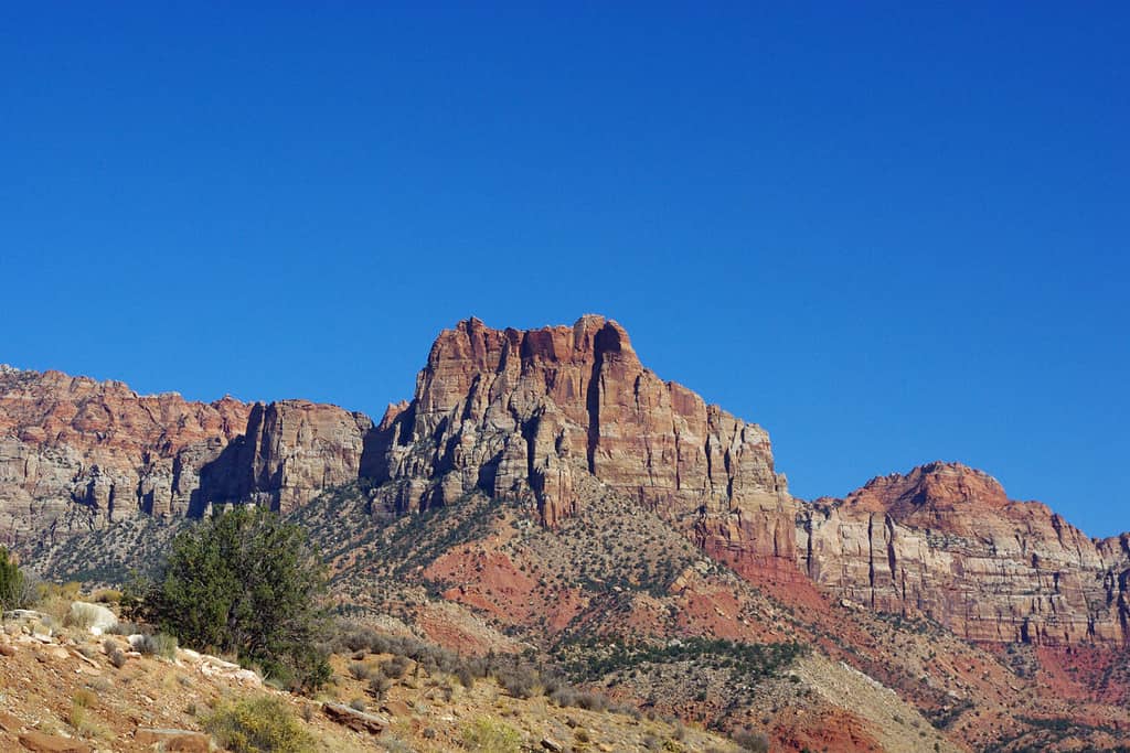 Rocce rosse e cielo blu vicino a Santa Clara, Utah
