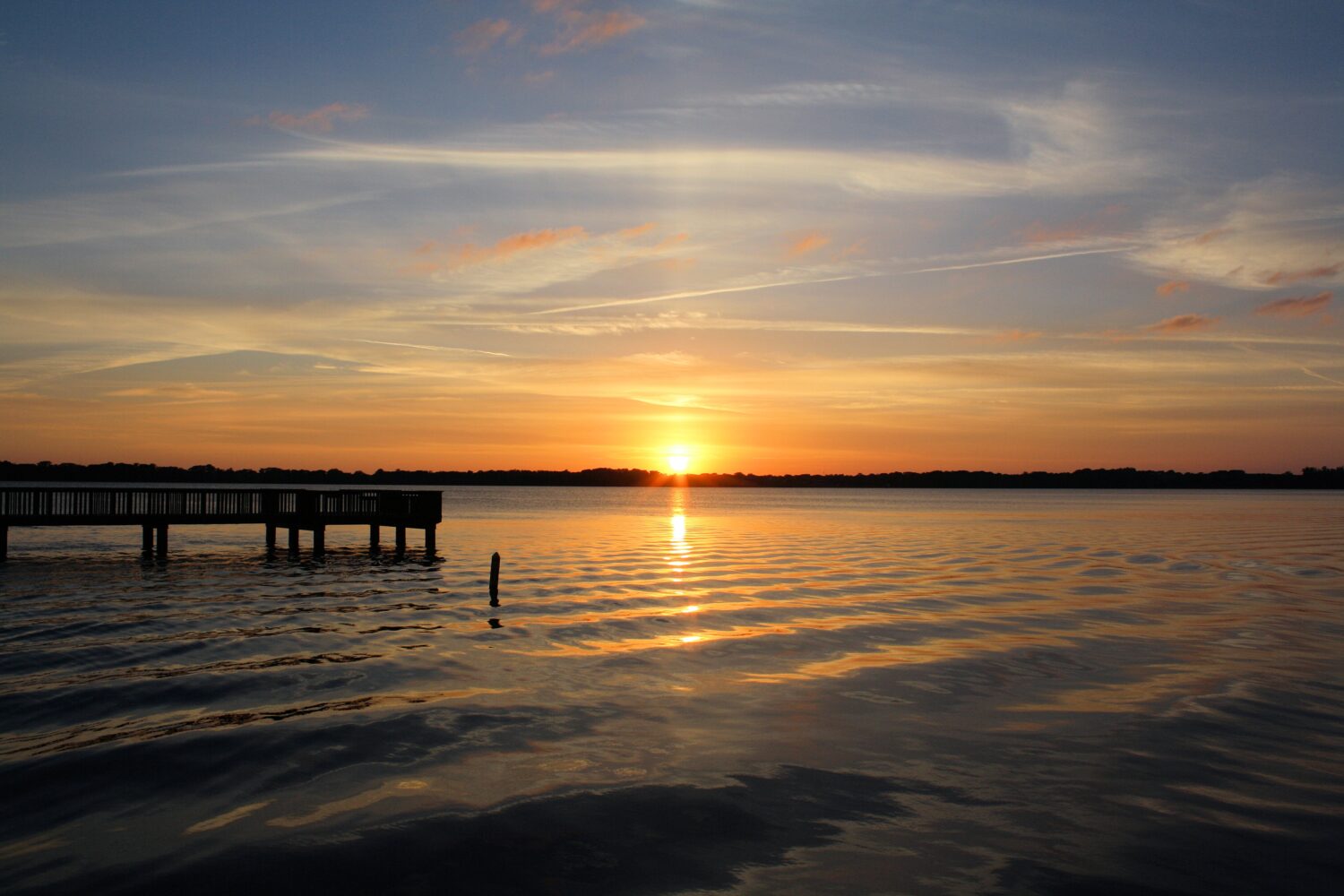 Vista frontale dell'acqua al tramonto sul piccolo lago Harris