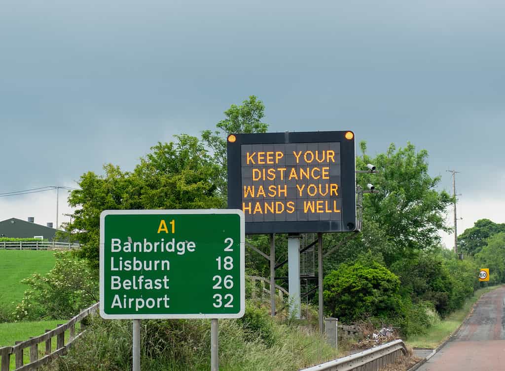 Mantieni la distanza, lavati bene le mani, visualizza i messaggi di testo sulla strada A1, cartello dell'aeroporto di Banbbridge Lisburn Belfast