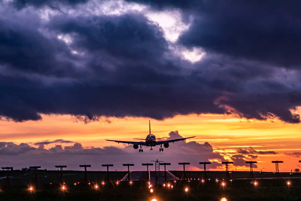 Atterraggio aereo al tramonto