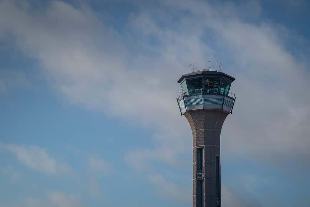 Aeroporto di Luton nella torre di controllo di Londra isolata su cielo blu con