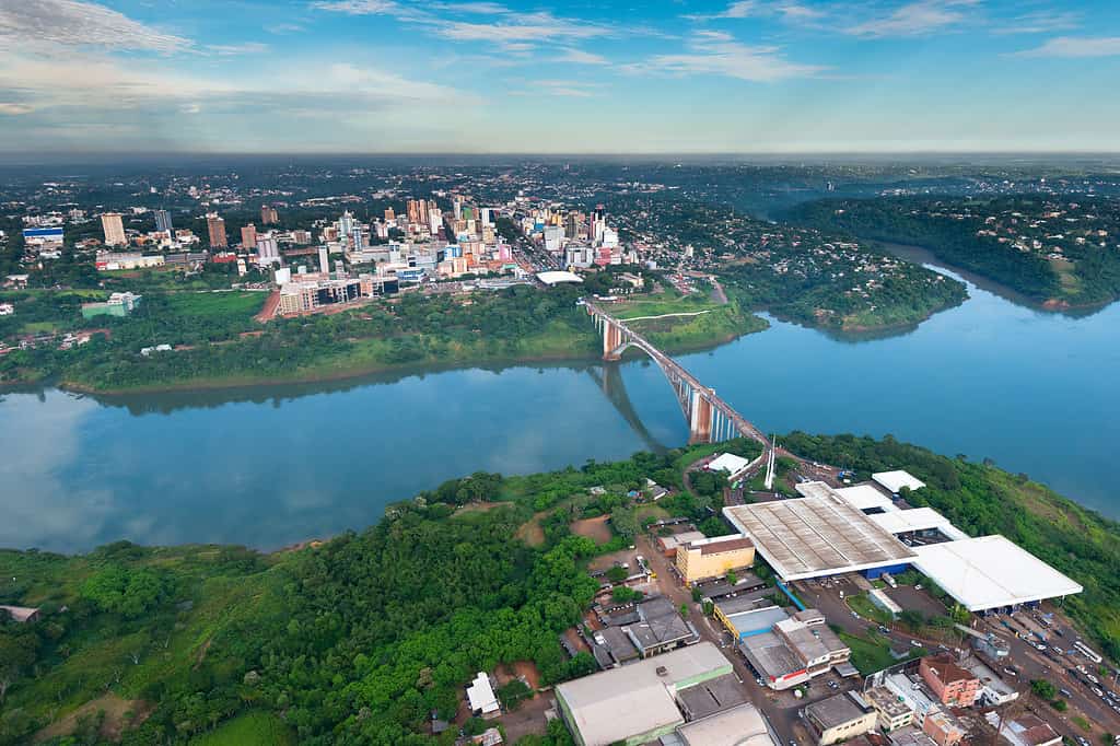 Veduta aerea della città paraguaiana di Ciudad del Este e del Ponte dell'Amicizia
