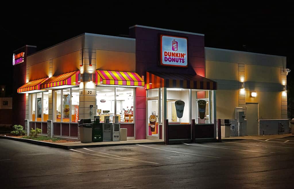 Ristorante Dunkin Donuts, Revere, Massachusetts, USA.  Vista notturna.