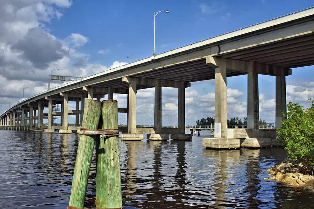 Ponte della US Highway 41 che attraversa il fiume Caloosahatchee dal Centennial Park a Fort Myers, in Florida