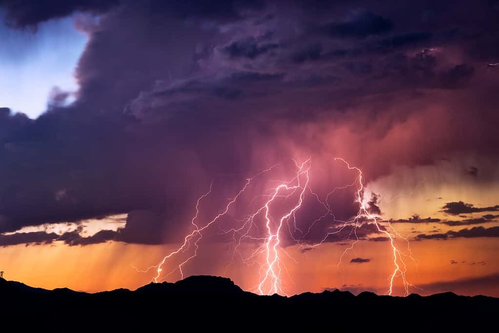 I fulmini colpiscono durante una tempesta al tramonto nel deserto dell'Arizona
