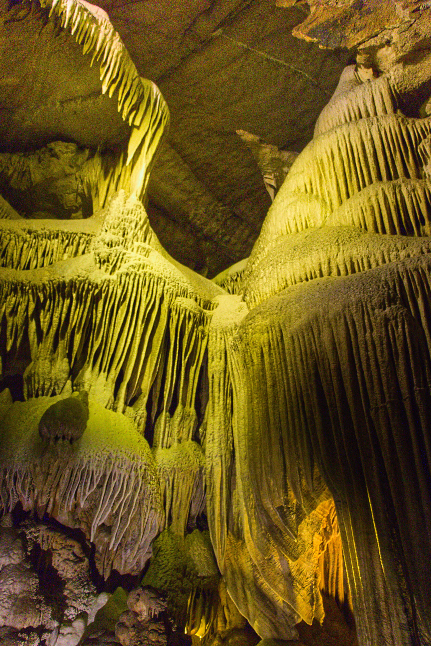 Alcune affascinanti immagini dall'interno di una grotta nel Sequoia National Park