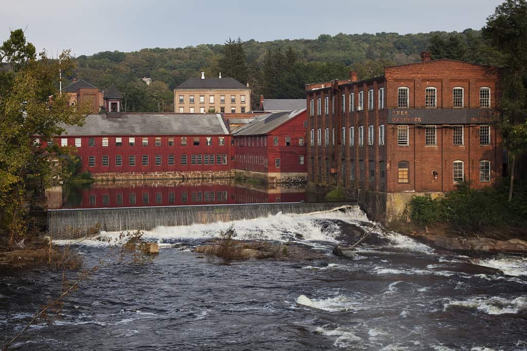 Complesso di mulini situato a Collinsville nel Connecticut.  Fiume Farmington che attraversa.