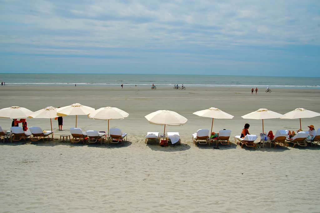 Ombrelloni sulla spiaggia di Kiawah Island vicino a Charleston, Sc