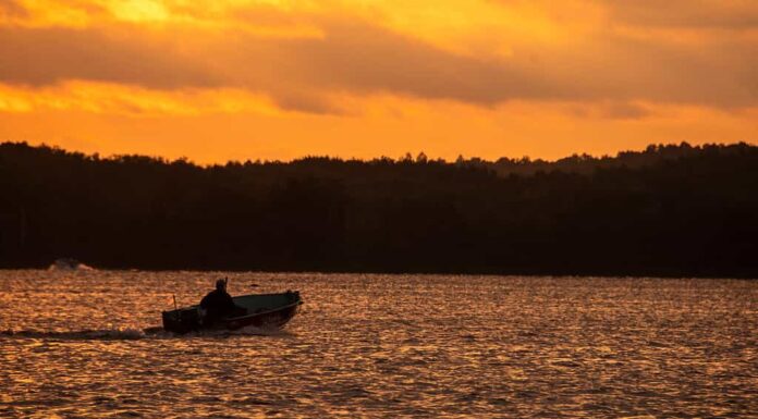 Una barca da pesca che torna a casa dopo una buona cattura sul lago Nelson a Hayward, WI