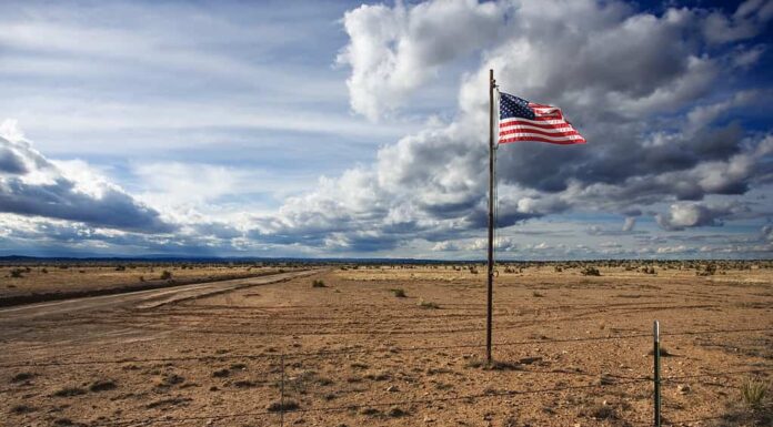Bandiera americana nel deserto del Nuovo Messico