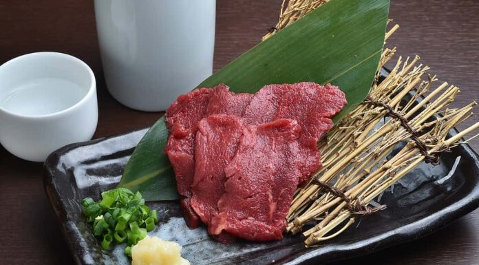 Sashimi di cavallo e sakè