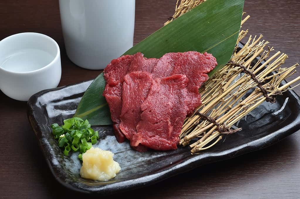 Sashimi di cavallo e sakè