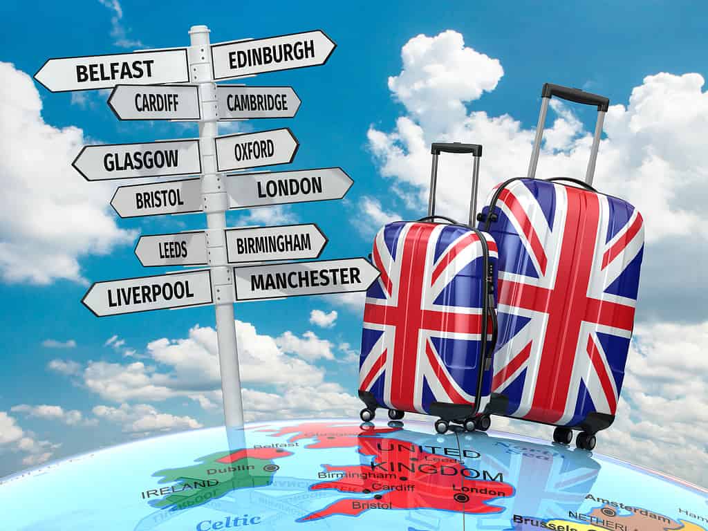 Concetto di viaggio.  Valigie e indicazioni su cosa visitare nel Regno Unito.