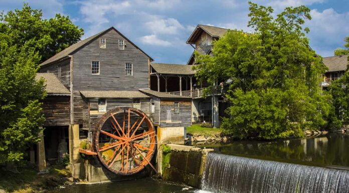 Il Pigeon Forge Mill, comunemente chiamato Old Mill, è uno storico mulino nella città statunitense di Pigeon Forge, nel Tennessee