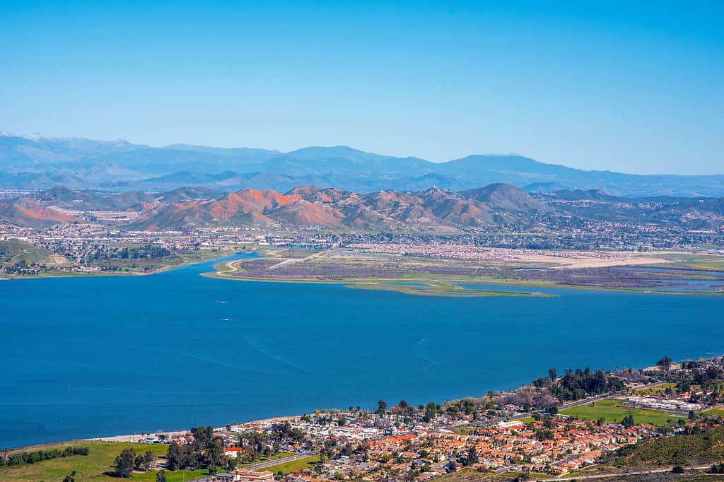 La vista aerea delle montagne del lago Elsinore, California, con la Super Bloom dei papaveri e dei fiori selvatici della California.