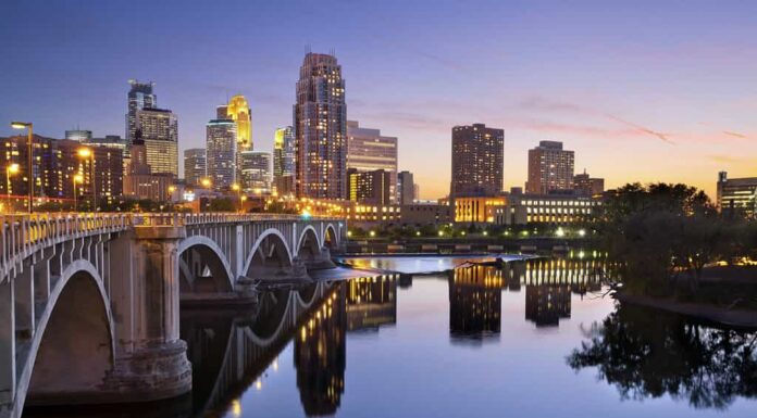 Minneapolis.  Immagine dello skyline del centro di Minneapolis al tramonto.