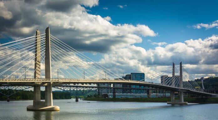 Tilikum Crossing, sul fiume Williamette a Portland, Oregon.