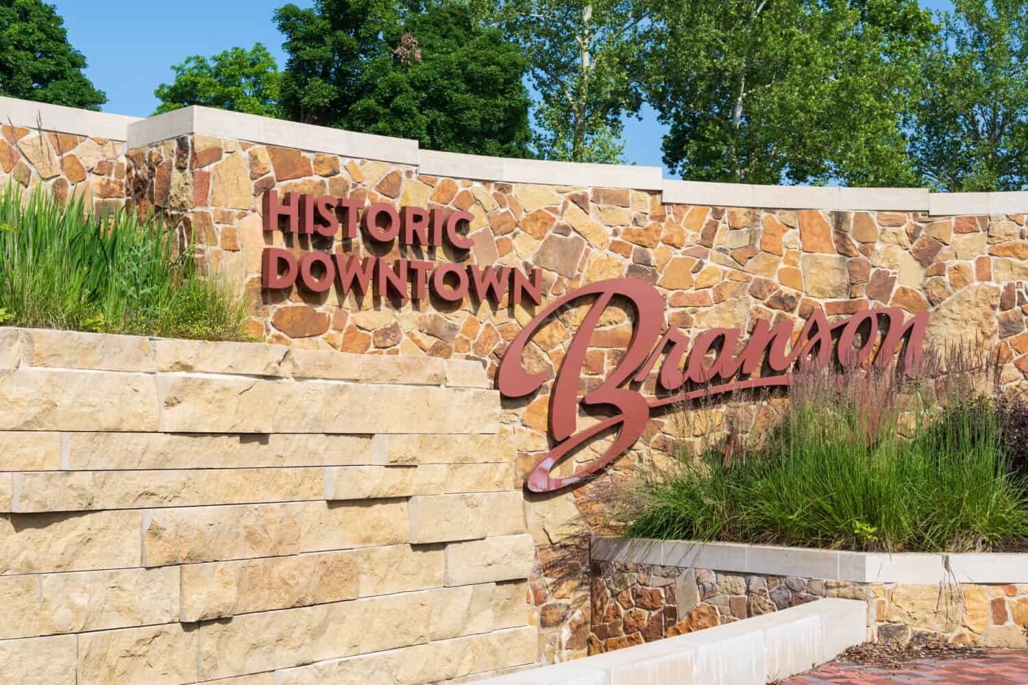 Segno del centro storico di Branson al Liberty Plaza di Branson, Missouri