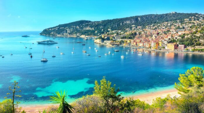 Vista panoramica della baia Costa Azzurra e della località turistica Villefranche sur Mer.  Costa Azzurra, Francia