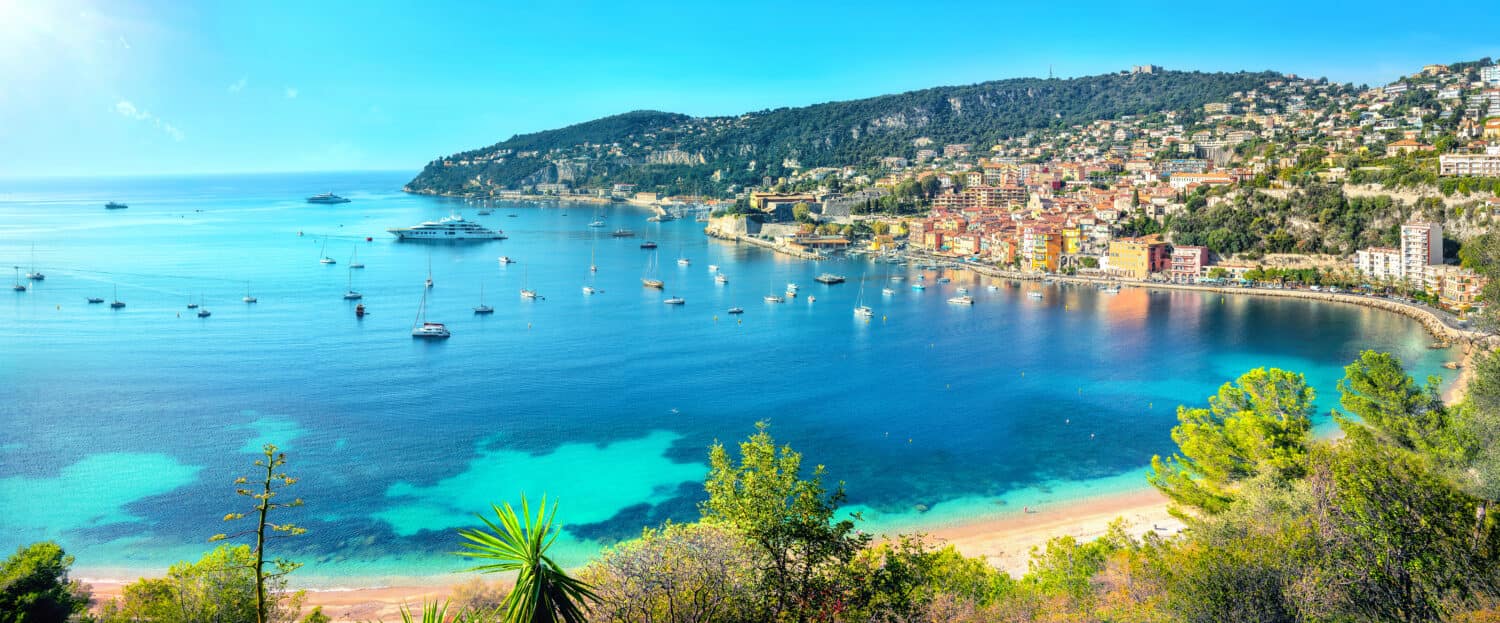 Vista panoramica della baia Costa Azzurra e della località turistica Villefranche sur Mer.  Costa Azzurra, Francia