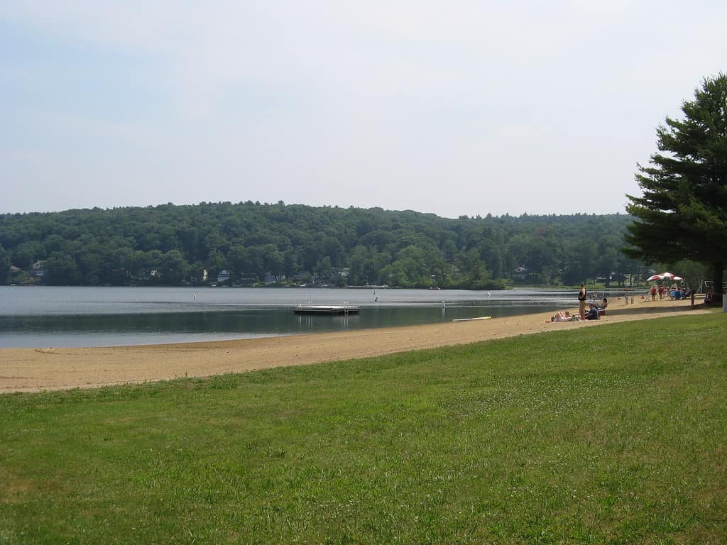 Spiaggia sabbiosa sul Crystal Lake a Ellington Connecticut, Stati Uniti