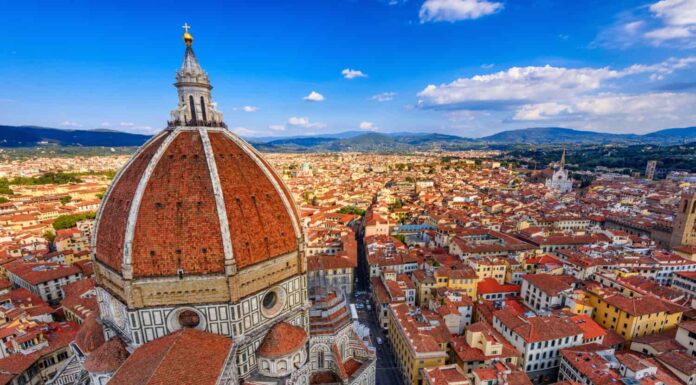 Duomo di Firenze.  Basilica di Santa Maria del Fiore (Basilica di Santa Maria del Fiore) a Firenze, Italia.  Il Duomo di Firenze è uno dei principali punti di riferimento di Firenze