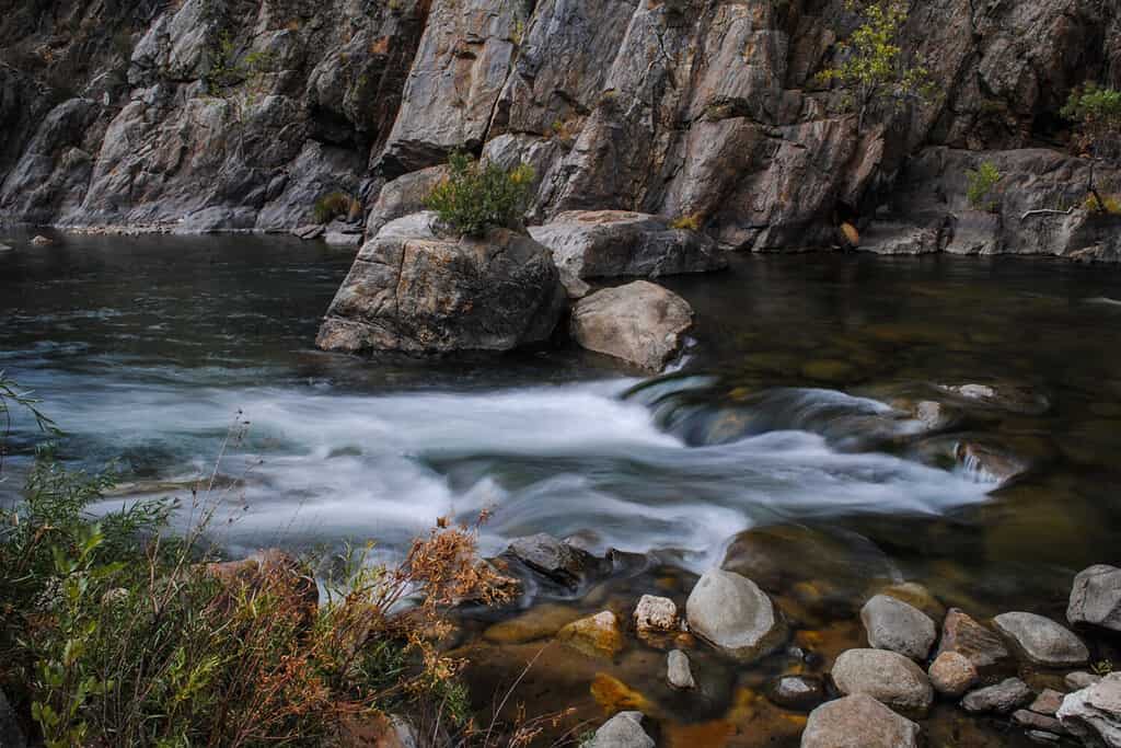 Dettaglio del fiume Kern vicino a Kernville nel sud della California.  Un popolare luogo di pesca a mosca.