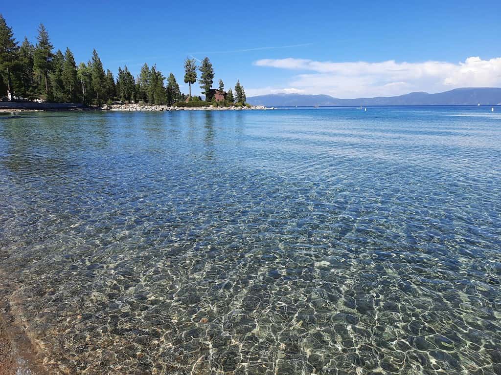 Il lago Tahoe è così freddo perché viene costantemente rifornito dal deflusso locale della neve.