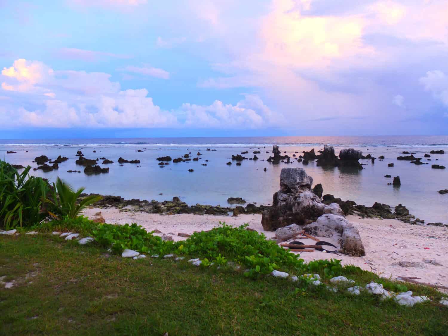 Rocce di corallo su una spiaggia di Anibare, Nauru (terzo paese più piccolo del mondo), South Pacific