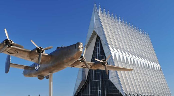 Cappella dell'Accademia dell'aeronautica degli Stati Uniti con la scultura di un aereo in primo piano